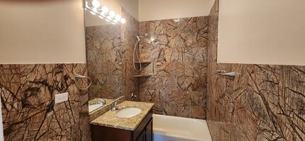 6425 W Touhy Ave in Chicago, IL - Building Photo - Building Photo