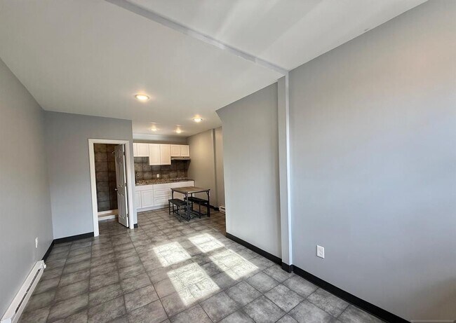 300 Harrison Ave, Unit APT1 in Harrison, NJ - Foto de edificio - Building Photo