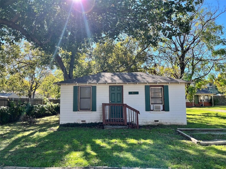 511 W Collins St in Denton, TX - Building Photo