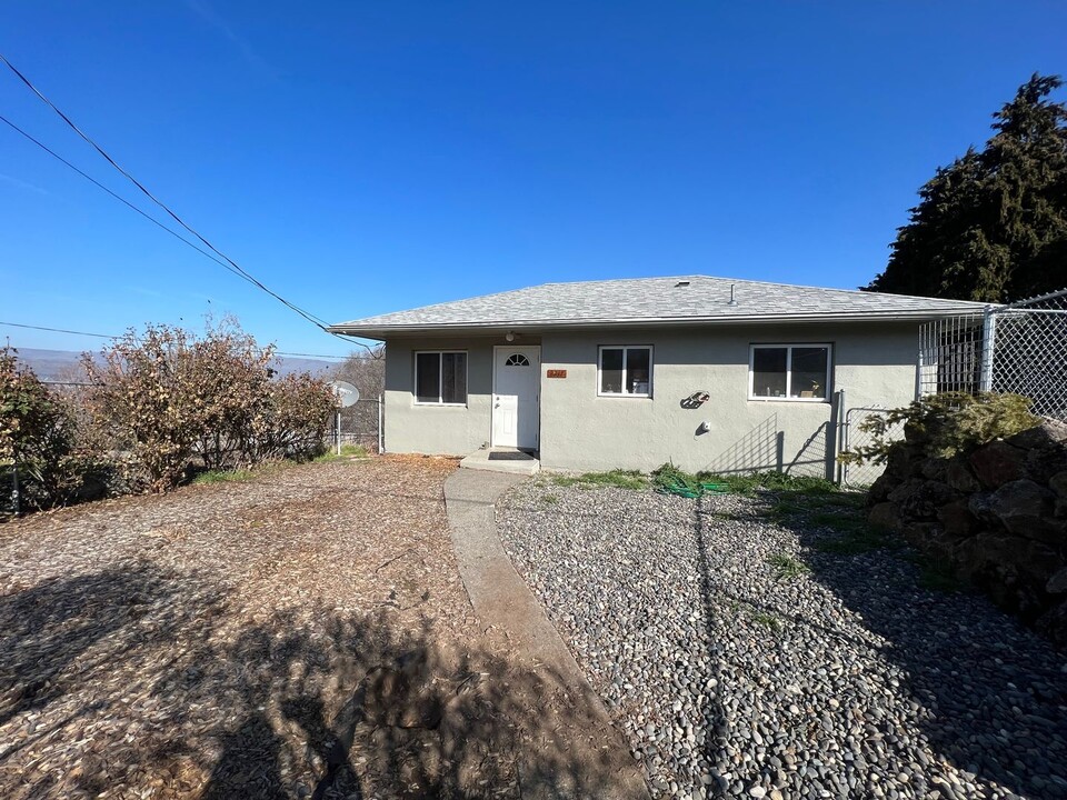 2217 E 14th St in The Dalles, OR - Building Photo