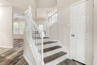 13220 Darwin Ln in Austin, TX - Foto de edificio - Building Photo