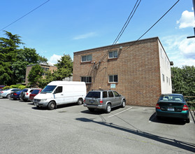 Lynn Plaza Apartments in Seattle, WA - Building Photo - Building Photo