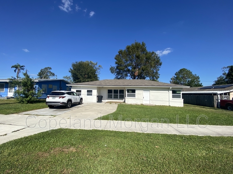 1334 Lakeview Rd in Clearwater, FL - Building Photo