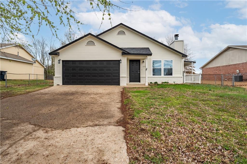 1319 W Lela St in Rogers, AR - Foto de edificio