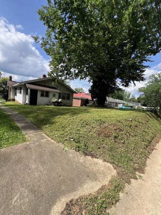 property at 921 Valley Rd Pl
