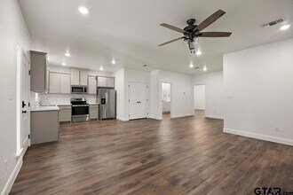 18754 County Rd 437 in Lindale, TX - Foto de edificio - Building Photo