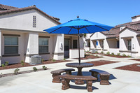 Overland Court Apartments - 62+ Senior Living in Los Banos, CA - Foto de edificio - Building Photo