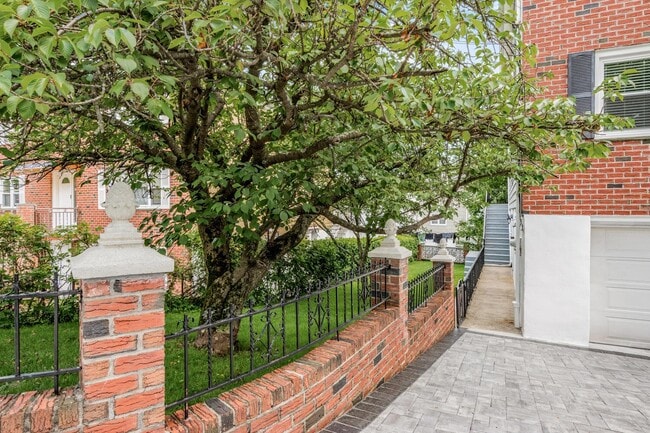property at 2 Bryn Mawr Pl