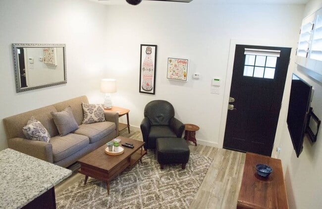 915 Woodland Ave SE, Unit B