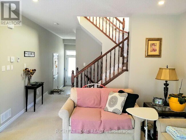 610 Clearbrook Dr in Ottawa, ON - Building Photo - Building Photo