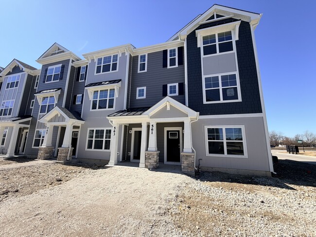 563 Yosemite Wy in Mundelein, IL - Building Photo - Building Photo