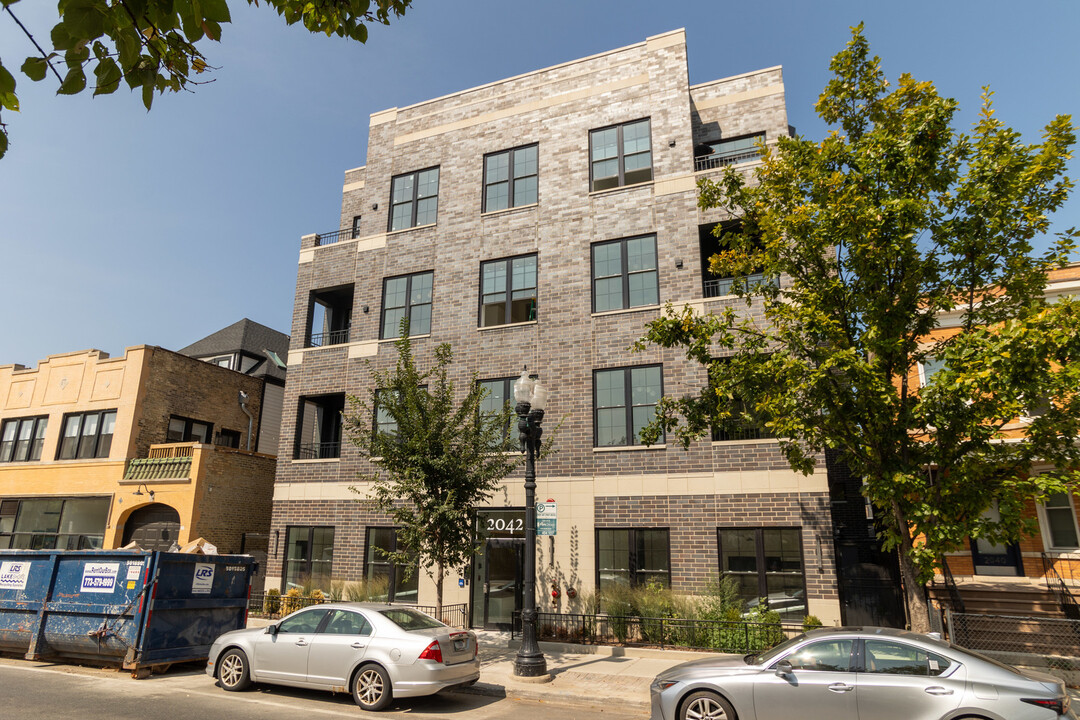 2042 W Irving Park Rd in Chicago, IL - Building Photo