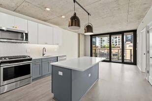 203 W Huron St in Chicago, IL - Building Photo