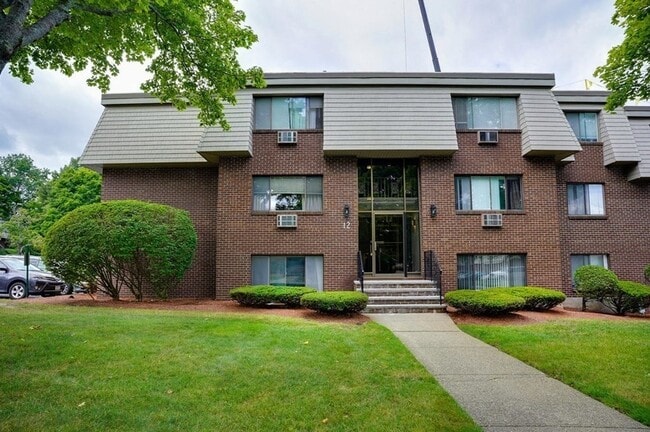 12 Hallmark Gdns, Unit 7 in Burlington, MA - Building Photo - Building Photo