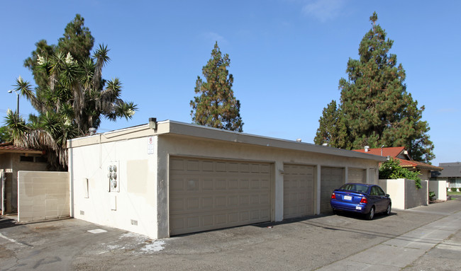 2084 S Nautical St in Anaheim, CA - Foto de edificio - Building Photo