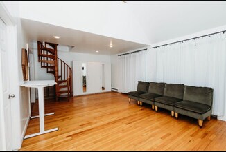 41 Hilltop Ave, Unit 2 in Middletown, RI - Foto de edificio - Building Photo