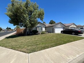 1074 W Orange St in Hanford, CA - Building Photo - Building Photo