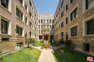 2121 James M Wood Blvd in Los Angeles, CA - Building Photo - Building Photo