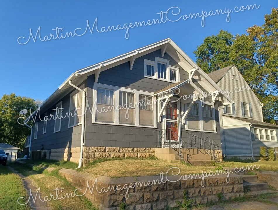 908 W 10th St in Sedalia, MO - Foto de edificio