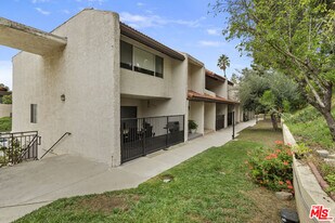 9351 Via Crema in Burbank, CA - Building Photo