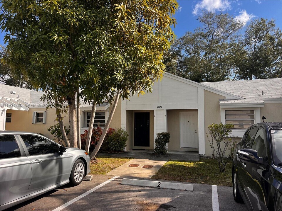819 NE 214th Ln in Miami, FL - Building Photo