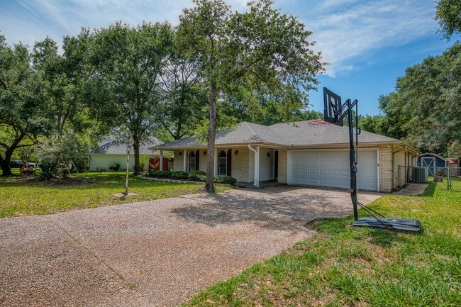 216 Duerr Dr in Bellville, TX - Building Photo - Building Photo