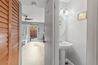 8089 SW 18th Ct in Davie, FL - Foto de edificio - Building Photo