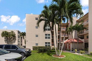 9451 Evergreen Pl, Unit 303 in Davie, FL - Building Photo