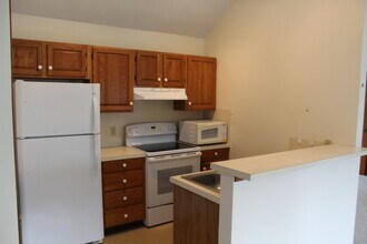 121 Main St, Unit B in South Kingstown, RI - Building Photo - Building Photo