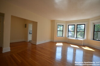 271 Saint Paul St, Unit 1 in Brookline, MA - Building Photo - Building Photo