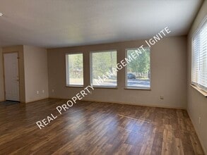 53377 Eagle Ln in La Pine, OR - Building Photo - Building Photo