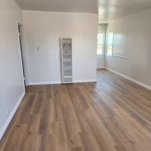 1414 W 94th Pl, Unit half in Los Angeles, CA - Building Photo - Building Photo