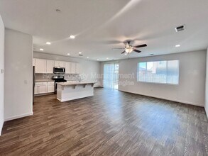 6692 E Cambridge Ave in Fresno, CA - Building Photo - Building Photo