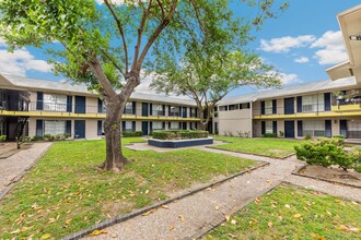 Parkway And Parkgreen On Bellaire in Houston, TX - Foto de edificio - Building Photo