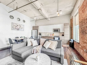 555 Evergreen St in Dallas, TX - Building Photo - Building Photo