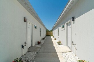5705 Notre Dame Ave, Unit 3 in McAllen, TX - Foto de edificio - Building Photo