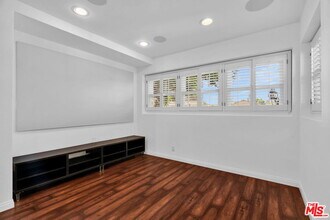 19341 Bryant St in Los Angeles, CA - Foto de edificio - Building Photo