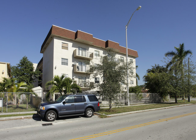 La Lisa Apartments in Hialeah, FL - Building Photo - Building Photo