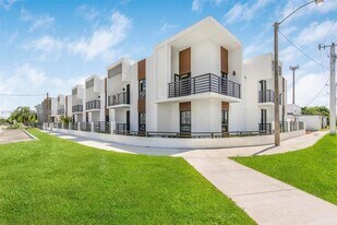 16955 SW 100th Ave in Miami, FL - Building Photo