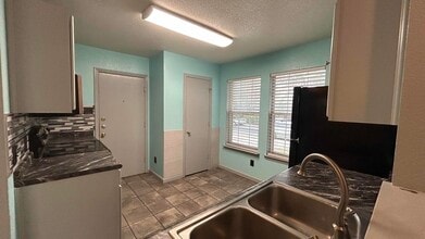 2027 Mission Field, Unit 341 in San Antonio, TX - Foto de edificio - Building Photo