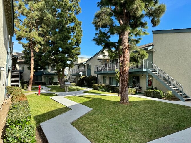 372 W Bay St in Costa Mesa, CA - Foto de edificio - Building Photo