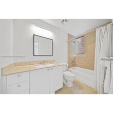 60 SW 13th St in Miami, FL - Building Photo - Building Photo