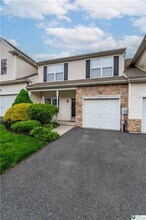 11 Cobblestone Dr in Easton, PA - Building Photo - Building Photo