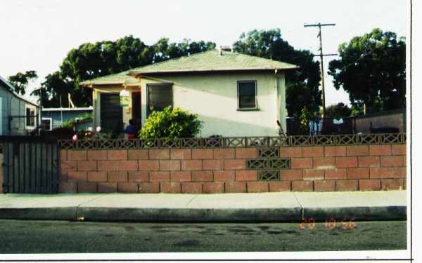 161-163 E C St in Port Hueneme, CA - Foto de edificio - Building Photo