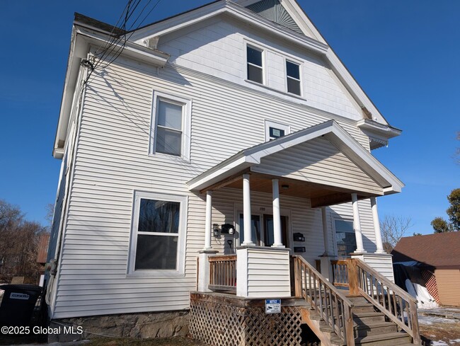 155 Champlain Ave-Unit -2 in Ticonderoga, NY - Foto de edificio - Building Photo