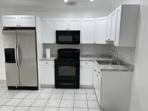 649 W 14th St, Unit 649 W 14th st Hialeah ,FL in Hialeah, FL - Foto de edificio - Building Photo