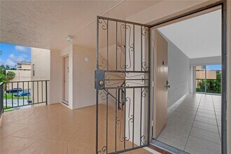 8889 Fontainebleau Blvd in Miami, FL - Building Photo - Building Photo