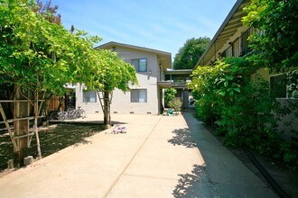 Woodland Park Apartments in East Palo Alto, CA - Building Photo - Building Photo