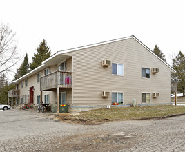 671 Elm Ave in Delano, MN - Foto de edificio - Building Photo