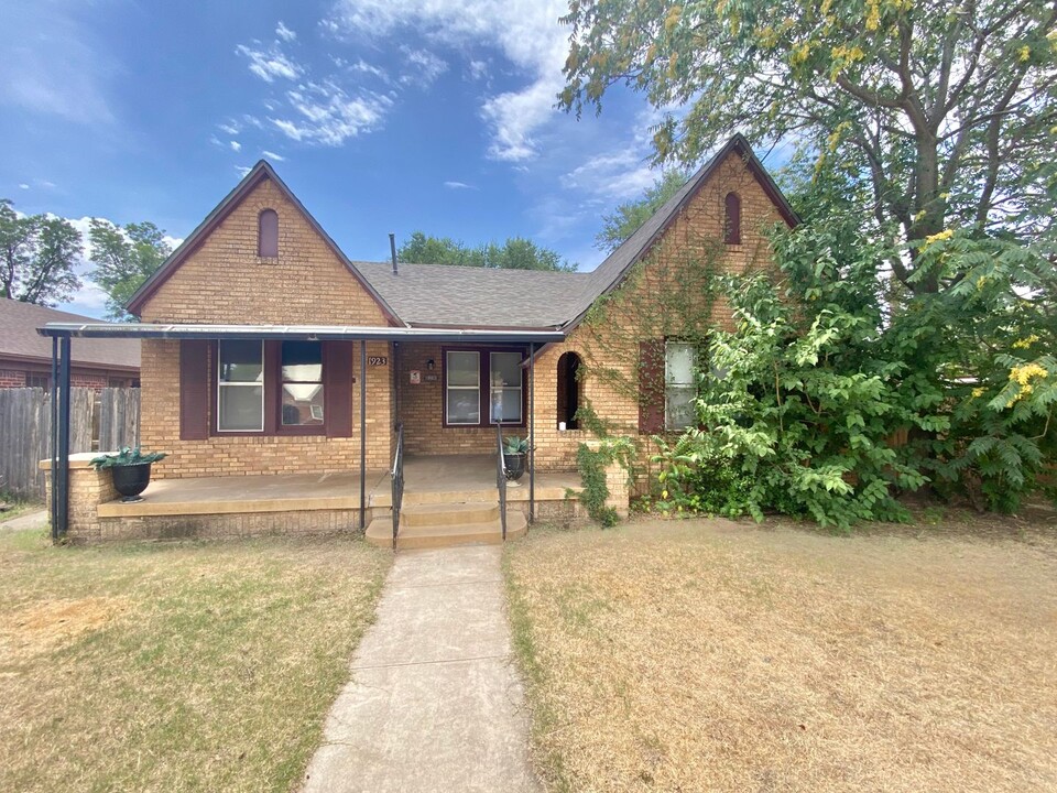 1923 24th St in Lubbock, TX - Building Photo